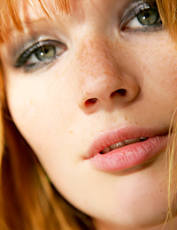 This blonde babe looks like an angel!